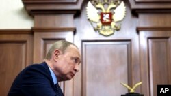 Presidenti rus Putin gjatë një takimi në Kremlin (17 janar 2022)