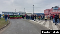 Blokada graničnog prelaza Trbušnica kraj Loznice, Srbija, na granici sa Bosnom i Hercegovinom, tokom ekoloških protesta protiv rudarenja litijuma u Srbiji, 15. januara 2022. (Foto: Jozef Makai)