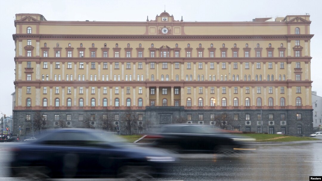 Sejumlah kendaraan meliintas markas Dinas Keamanan Federal (FSB) di Moskow. Rusia, 10 November 2015. (Foto: Sergei Karpukhin/Reuters)