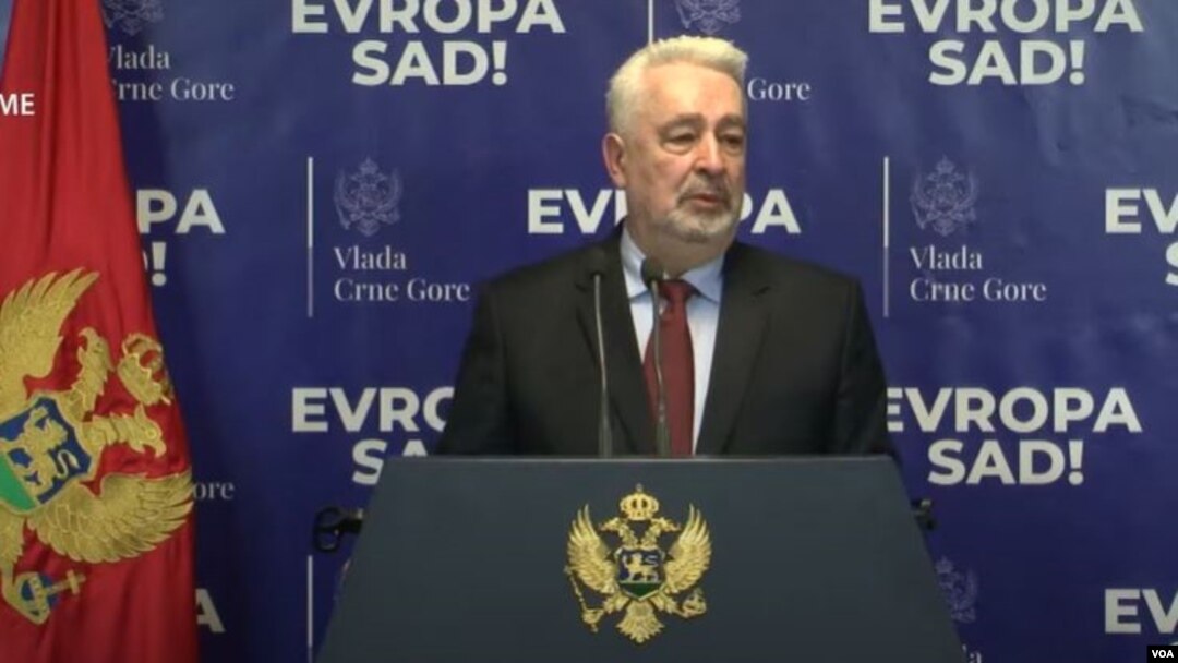 Crnogorski premijer Zdravko Krivokapić govori na konferenciji za novinare u Podgorici (Foto: VOA)