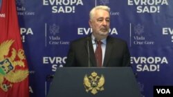 Crnogorski premijer Zdravko Krivokapić govori na konferenciji za novinare u Podgorici (Foto: VOA)