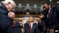 24일 국정연설에 앞서 상.하원의원들과 악수하는 오바마 대통령