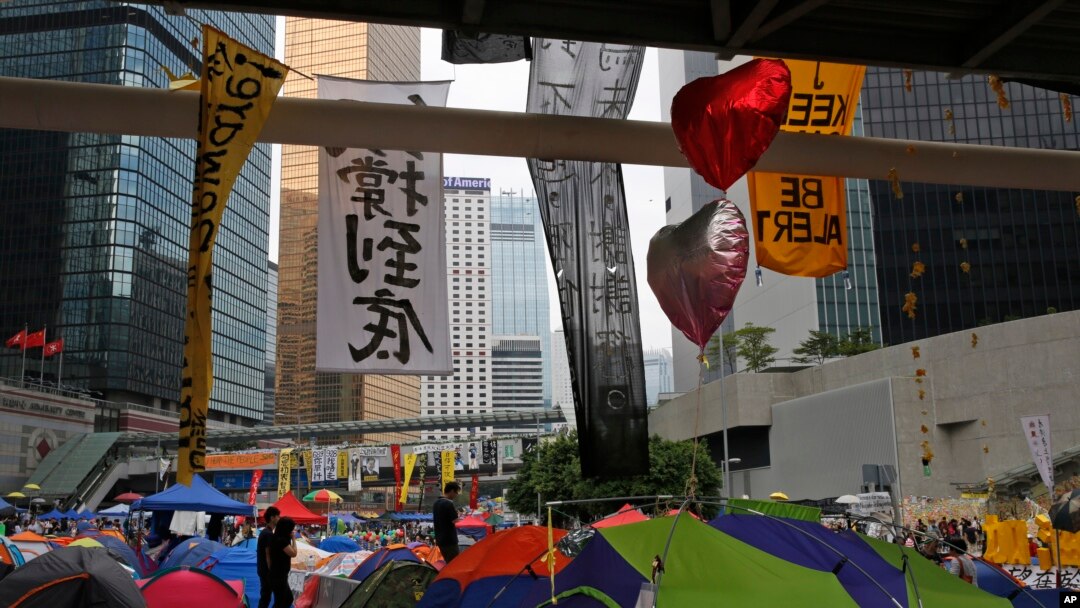 Tenda-tenda di lokasi yang diduduki oleh demonstran pro-demokrasi di luar gedung pemerintahan di Hong Kong, 26 Oktober 2014.