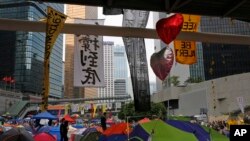 Tenda-tenda di lokasi yang diduduki oleh demonstran pro-demokrasi di luar gedung pemerintahan di Hong Kong, 26 Oktober 2014.