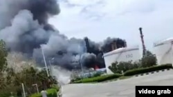 رسانه‌های داخلی ایران از وقوع انفجارهایی در پالایشگاه لاوان خبر دادند اما می‌گویند «حمله به پالایشگاه لاوان» تلفات جانی نداشته است