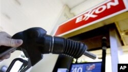 有人在加油站加油