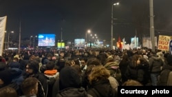 Studenti su došli na Autokomandu kako bi protestovali zbog incidenta na Novom Beogradu, kada je automobil udario devojku (Glas Amerike / ustupljena fotografija)