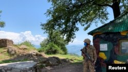 Prajurit Angkatan Darat Pakistan berjaga di pos puncak bukit selama perjalanan yang diselenggarakan oleh tentara, dekat Line of Control (LoC), di Sektor Charikot, Kashmir 22 Juli 2020. (Foto: dok).