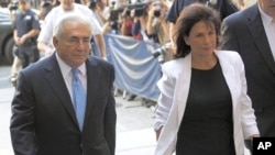 Dominique Strauss-Kahn (Esq) e esposa Anne Sinclair