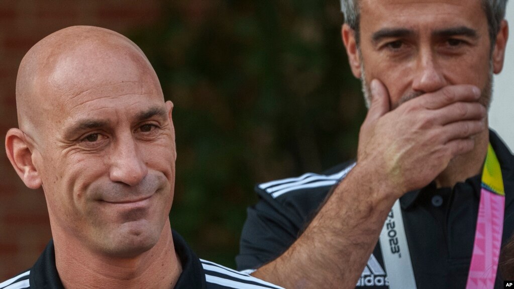 En esta imagen el presidente de la Federación Española de Fútbol, Luis Rubiales (delante), junto al entrenador de la selección femenina, Jorge Vilda, durante la recepción a las campeonas del mundo en el Palacio de la Moncloa, en Madrid, el 22 de agosto de 2023.