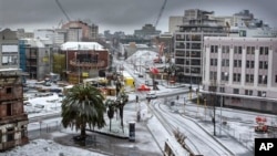 Lapisan salju menutupi jalan-jalan di Christchurch, Selandia Baru, Jumat (21/6). (AP/New Zealand Herald, Martin Hunter)