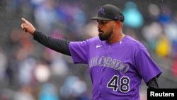 El lanzador abridor de los Rockies de Colorado Germán Márquez (48) hace un gesto después de cerrar frente a los Kansas City Royals en la cuarta entrada en Las Vegas Ballpark, el 19 de marzo de 2023. Stephen R. Sylvanie-USA TODAY Sports