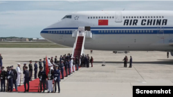 等待结束访美的中国国家主席习近平的专机。(2026年9月25日)