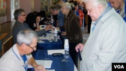 Voting in central Donetsk, Ukraine, May 11, 2014. (Jamie Dettmer/VOA)