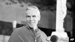 En esta foto de archivo del 13 de abril de 1979, el obispo Fulton J. Sheen se presenta ante los feligreses el Viernes Santo en la iglesia católica romana de Santa Inés de Nueva York.