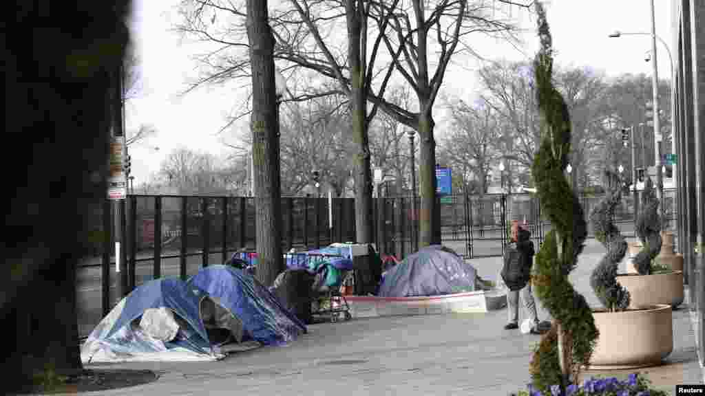 Personas sin hogar en tiendas de campa&#241;a se ven junto a barricadas utilizadas para asegurar el &#225;rea cerca de la Casa Blanca. 17 de enero de 2021. 