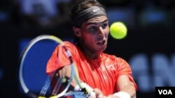 Rafael Nadal mengembalikan bola lawannya Ryan Sweeting dari Amerika dalam pertandingan babak kedua Australia Terbuka hari Kamis (20/1).