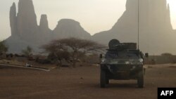 Un véhicule blindé français passe près du mont Hombori lors du début de l'opération Barkhane dans la région du Gourma au Mali, le 27 mars 2019.