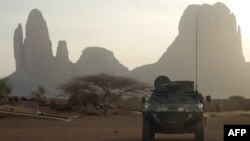 Un véhicule blindé français passe par le mont Hombori lors du début de l'opération française Barkhane dans la région du Gourma au Mali, le 27 mars 2019.