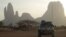 Un véhicule blindé français passe par le mont Hombori lors du début de l'opération française Barkhane dans la région du Gourma au Mali, le 27 mars 2019.