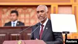资料图片：2023年11月17日，马尔代夫新当选总统穆罕默德·穆伊祖在马累的就职典礼上发表讲话。（路透社）
