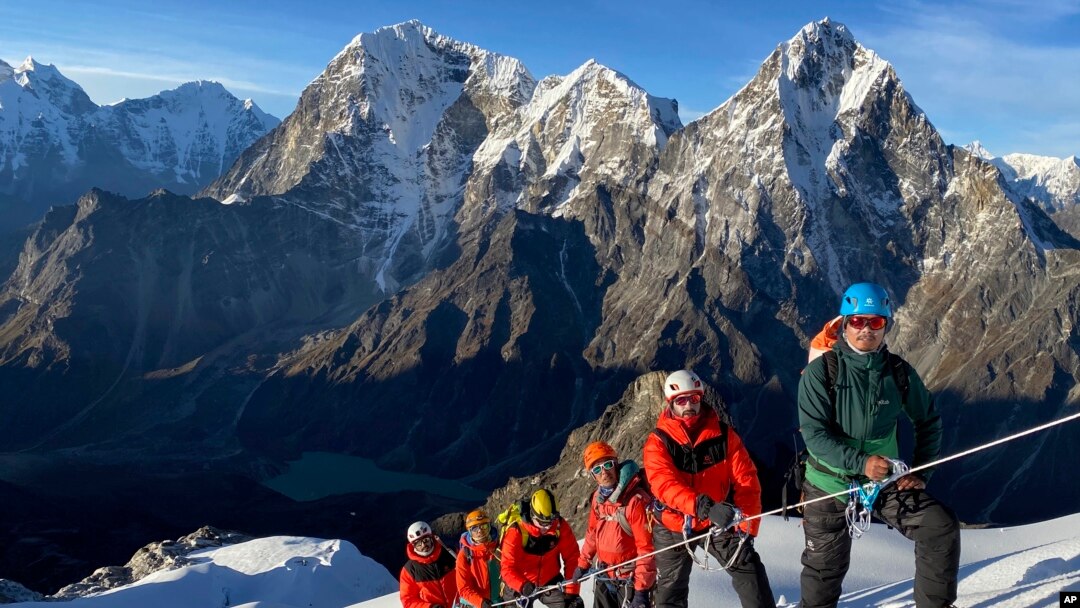 Tim pendaki gunung dari Bahrain diberi izin khusus untuk mendaki Gunung Lobuche di Nepal, 3 Oktober 2020. (Seven Summit Treks via AP)
