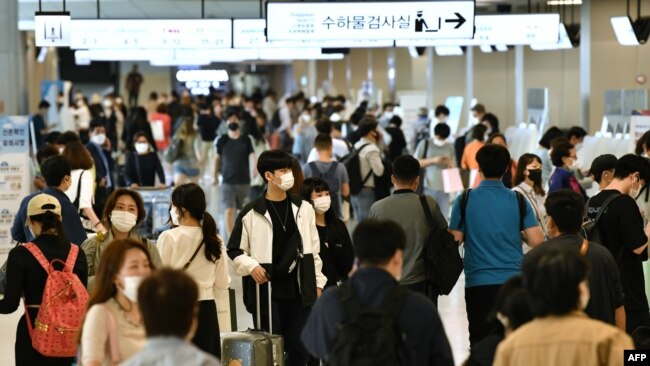 한국 김포 공항 탑승장이 여행객들로 붐비고 있다. (자료사진)