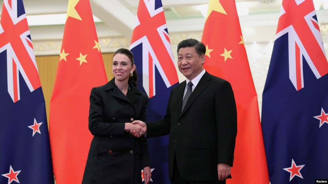 Perdana Menteri Selandia Baru Jacinda Ardern saat bertemu dengan Presiden China Xi Jinping di Beijing, China, 1 April 2019. 