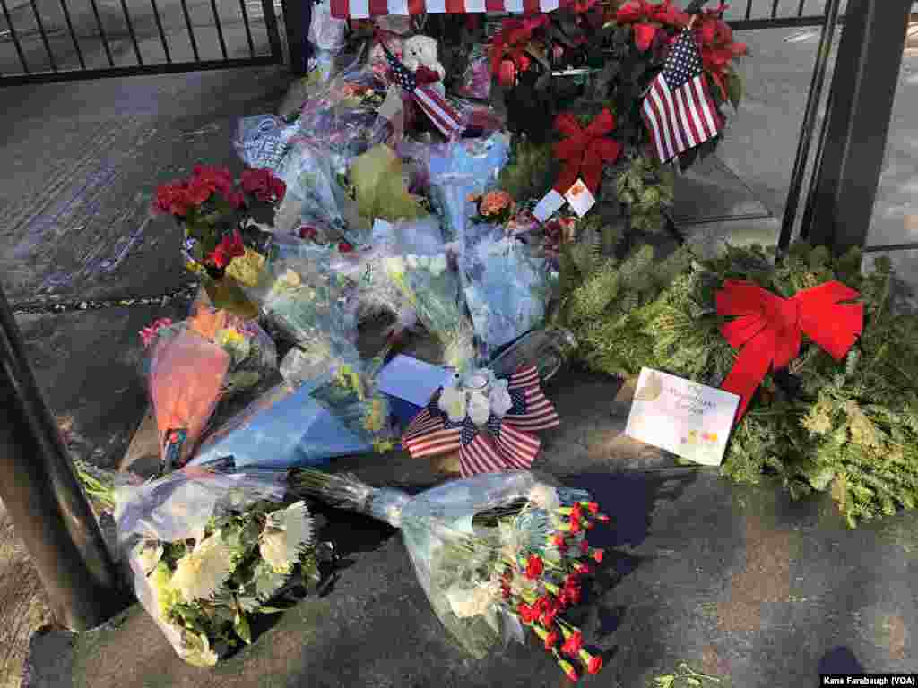 Flores, banderas y un oso de peluche se ven afuera de la casa del presidente George H.W. en Houston, Texas, el 5 de diciembre de 2018.