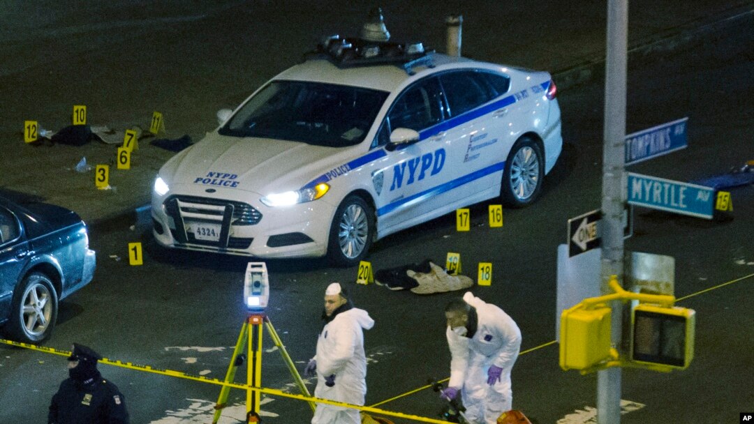 Petugas memeriksa lokasi tempat dua polisi New York ditembak di sekitar Bedford-Stuyvesant, Brooklyn, New York, 20 Desember 2014.