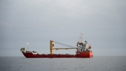 位于霍尔木兹海峡阿曼穆桑代姆省海岸附近的一艘船。(2026年4月12日)