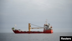 位于霍尔木兹海峡阿曼穆桑代姆省海岸附近的一艘船。(2026年4月12日)