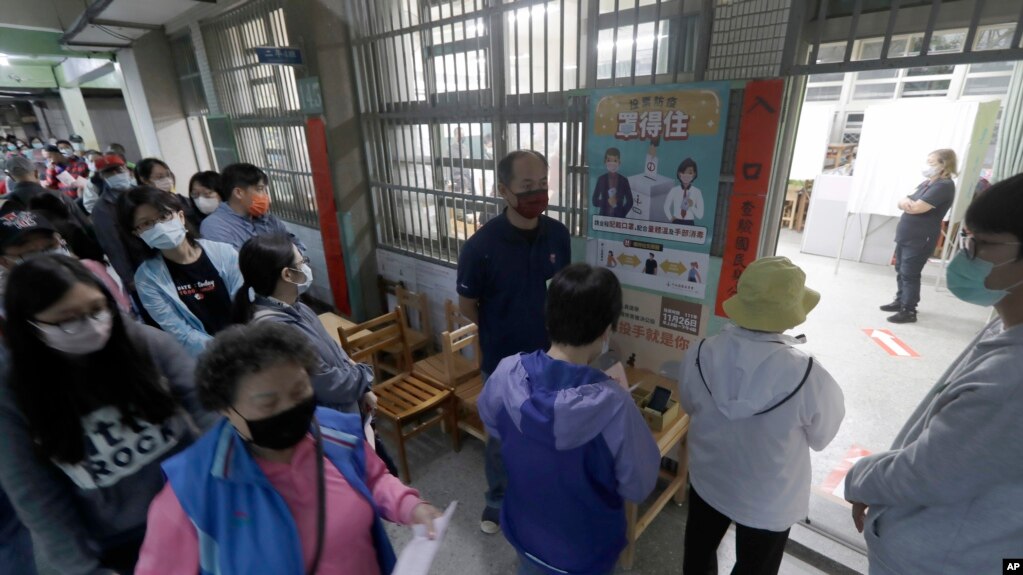 2022年11月26日，台湾举行“九合一”选举。选民正在一个投票站等候投票。(photo:VOA)