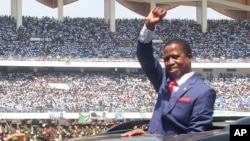 Le président Edgar Lungu de la Zambie, salue la foule lors de son investiture à Lusaka, en Zambie, 13 septembre 2016.