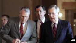 표결을 마치고 나오는 상원 중진 의원들