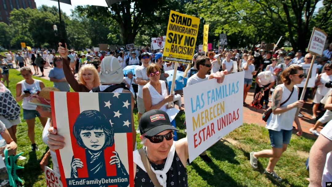 Para aktivis berkumpul untuk memprotes kebijakan keras Pemerintahan Trump dalam menangani imigran ilegal dan pemisahan anak-anak imigran dari orang tuanya, di Lafayette Square di seberang Gedung Putih, Washington, Sabtu, 30 Juni 2018.
