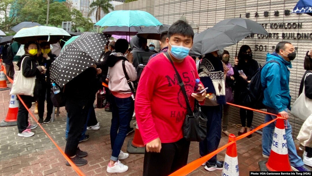 数百名市民3月4日到西九龙裁判法院大楼外，声援被控串谋颠覆国家政权罪的47名民主派人士 （美国之音/汤惠芸）