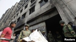 Decenas de los fallecidos saltaron al vacío desde la edificación de ocho pisos.