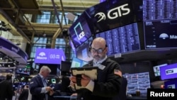 2026년 3월 24일, 미국 뉴욕 증권거래소(NYSE) 객장에서 업무 중인 트레이더.