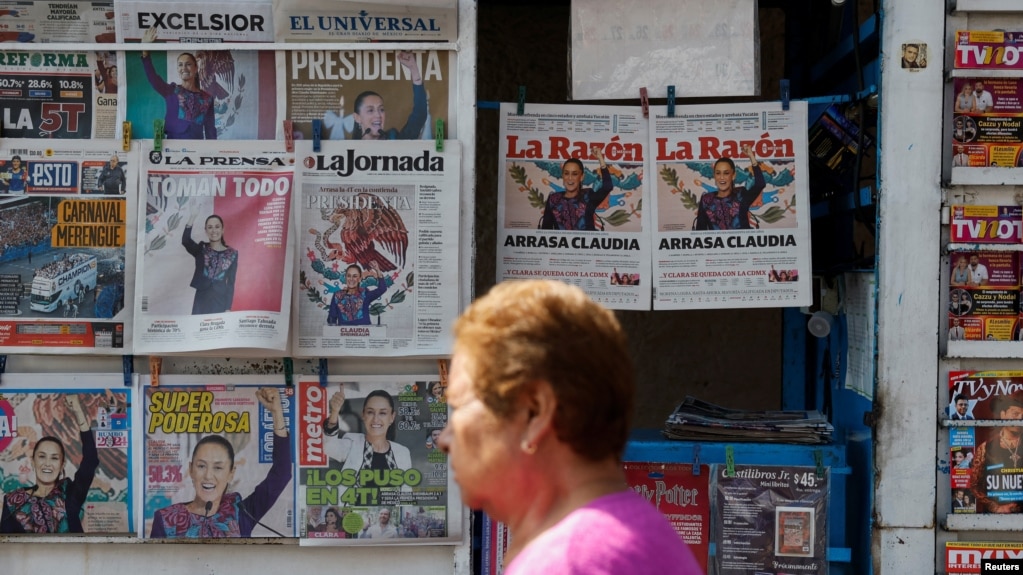 Una mujer pasa junto a periódicos que muestran la victoria de la candidata presidencial del partido gobernante Morena, Claudia Sheinbaum, un día después de las elecciones generales, en la Ciudad de México, México, el 3 de junio de 2024.
