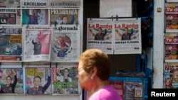 Una mujer pasa junto a periódicos que muestran la victoria de la candidata presidencial del partido gobernante Morena, Claudia Sheinbaum, un día después de las elecciones generales, en la Ciudad de México, México, el 3 de junio de 2024.