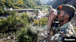  پاکستان کې دعسکري سرچينو وينا ده چې  دنهې په شپه دډزو ددغه تازه پيښې څخه دمخه دهندي ځواکونو کارروائيو کې دوه اولسي وګړي وژل شوي اؤد پوځيانو پشمول د١٠ؤ څخه زيات کسان ژوبل شوي دي