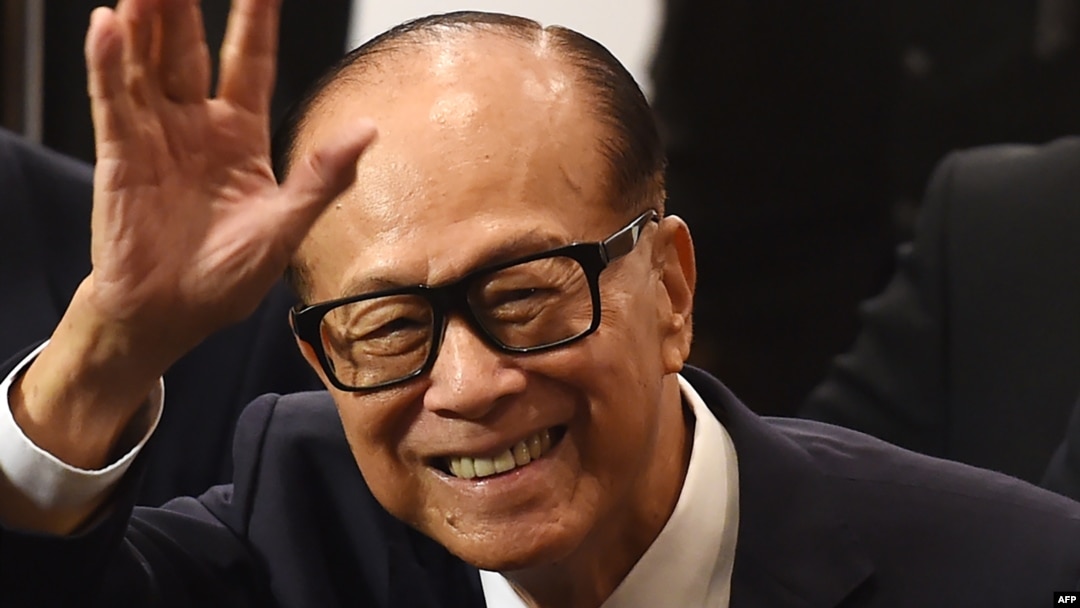 Hong Kong's richest man Li Ka-shing, 89, waves as he leaves a press conference in Hong Kong on March 16, 2018.
