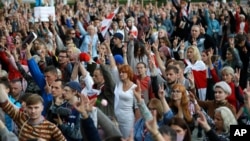 白俄罗斯抗议者在走向明斯克的独立广场时被警察拦住。（2020年8月27日）