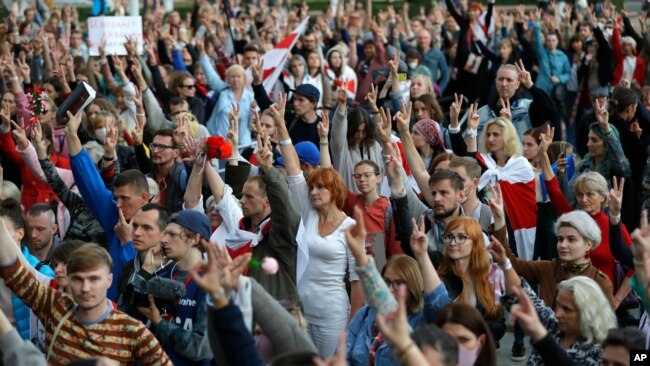 白俄罗斯抗议者在走向明斯克的独立广场时被警察拦住。（2020年8月27日）