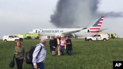 Los pasajeros y la tripulación bajaron del avión deslizándose por un tobogán de emergencia.