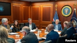 美国总统乔·拜登在白宫战情室会见国家安全团队。