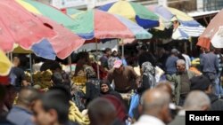 Palestinians shop at a market in the West Bank city of Ramallah, March 25, 2015. (Reuters)