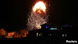 Zgrade u Gazi u plamenu poslije izraelskog vazdušnog udara.
