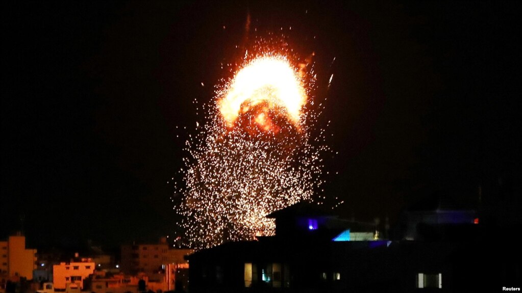 以色列空袭期间，加沙市一座建筑上方冒起浓烟和烈焰。(2021年5月17日)(photo:VOA)